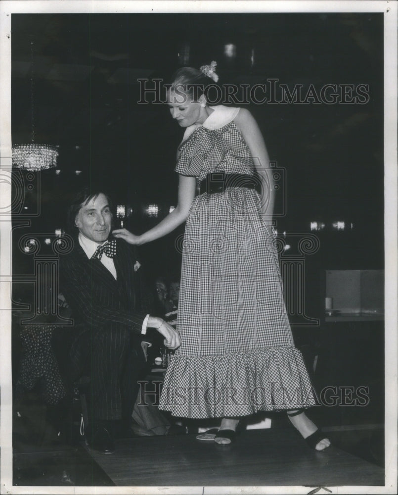 1972 Press Photo Designer Herbert Kasper poses with a model during a luncheon sh- Historic Images