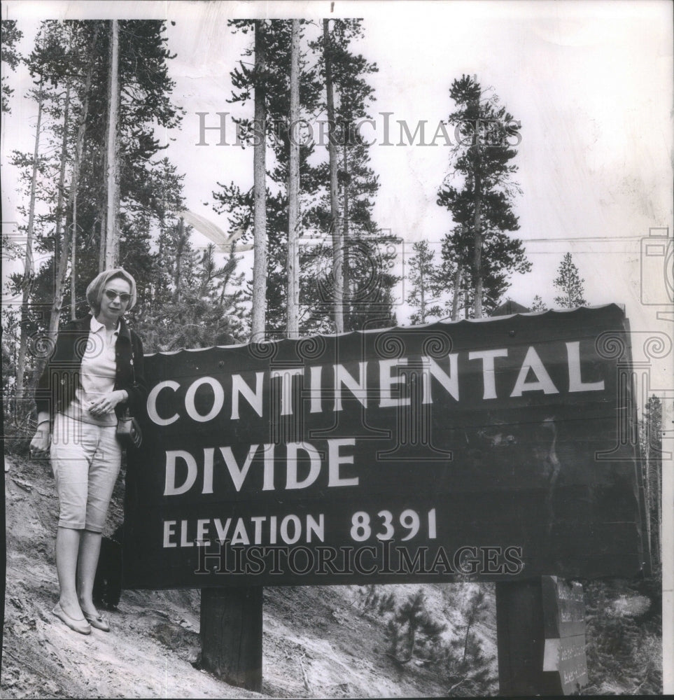 1962 Press Photo Continental Divide Sign Wyoming Griffin Woman Standing Beside- Historic Images