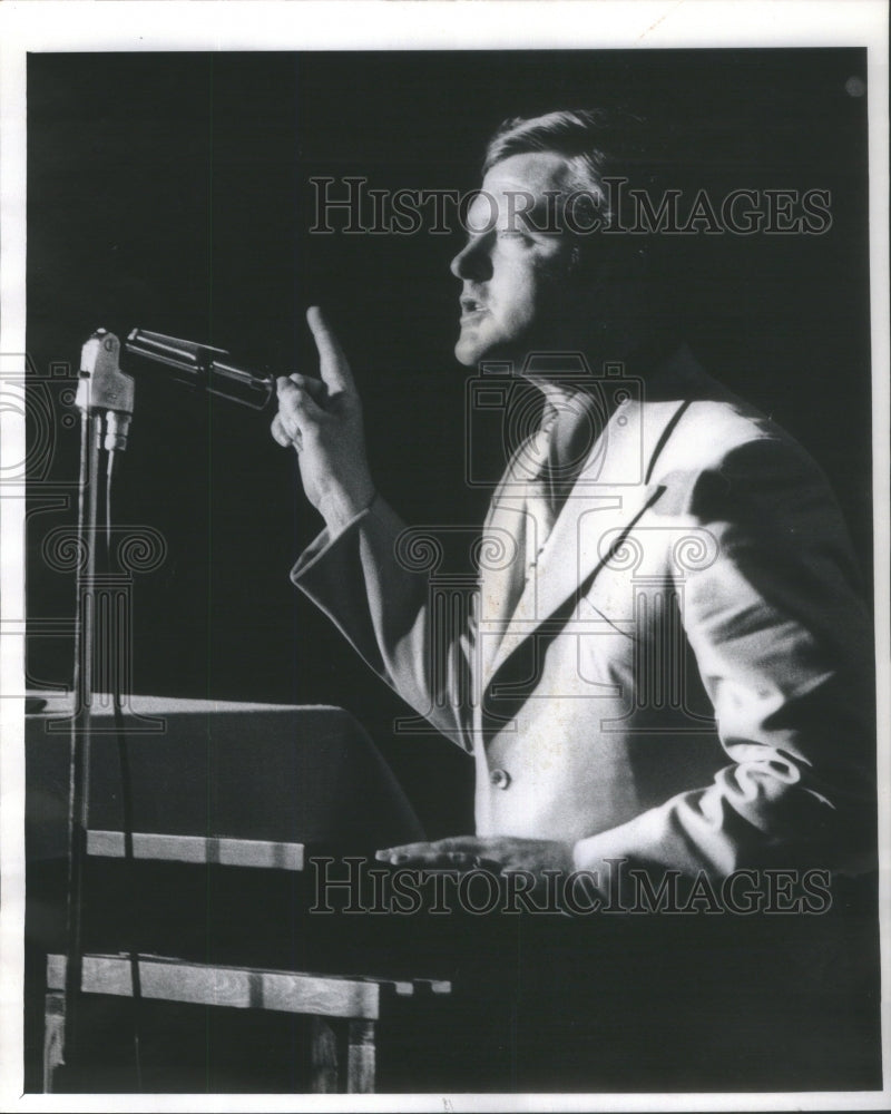 1972 Press Photo Mr. Laurence Hickey speaks for Gov. Richard Ogilvie- Historic Images