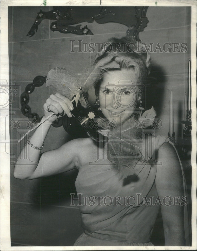 1967 Press Photo Mrs. John K. Hynes Attends Masked Ball At Lake Forest Academy- Historic Images