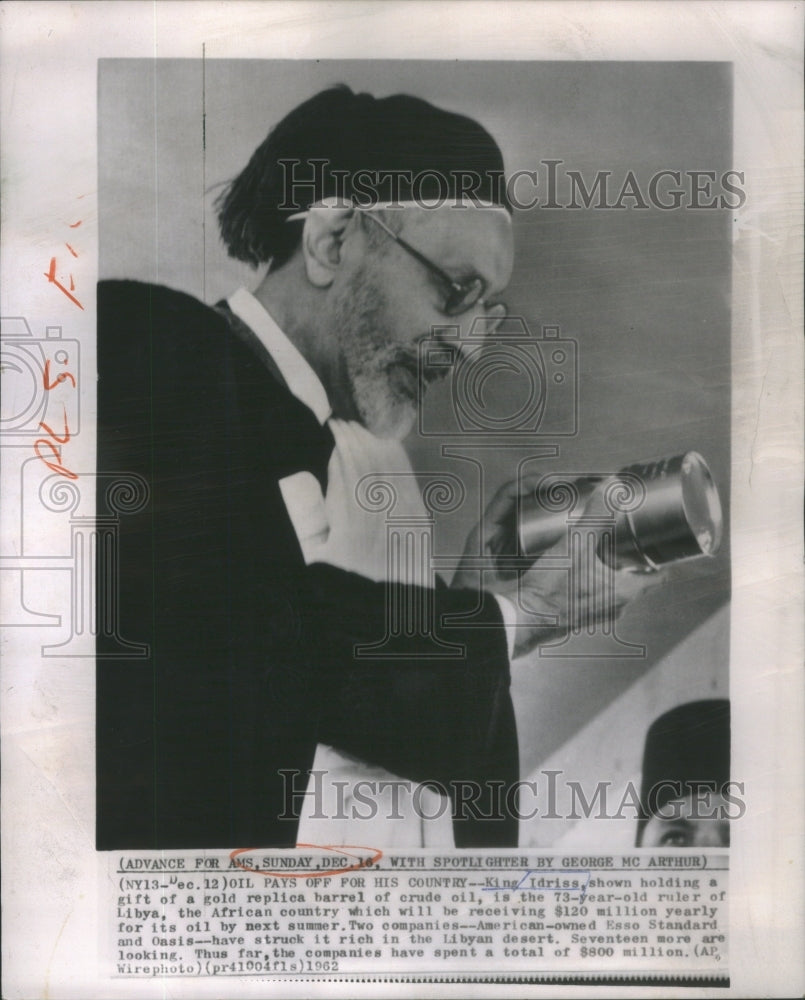 1962 Press Photo Libyan King Idriss Holding Gold Replica Oil Barrel- Historic Images