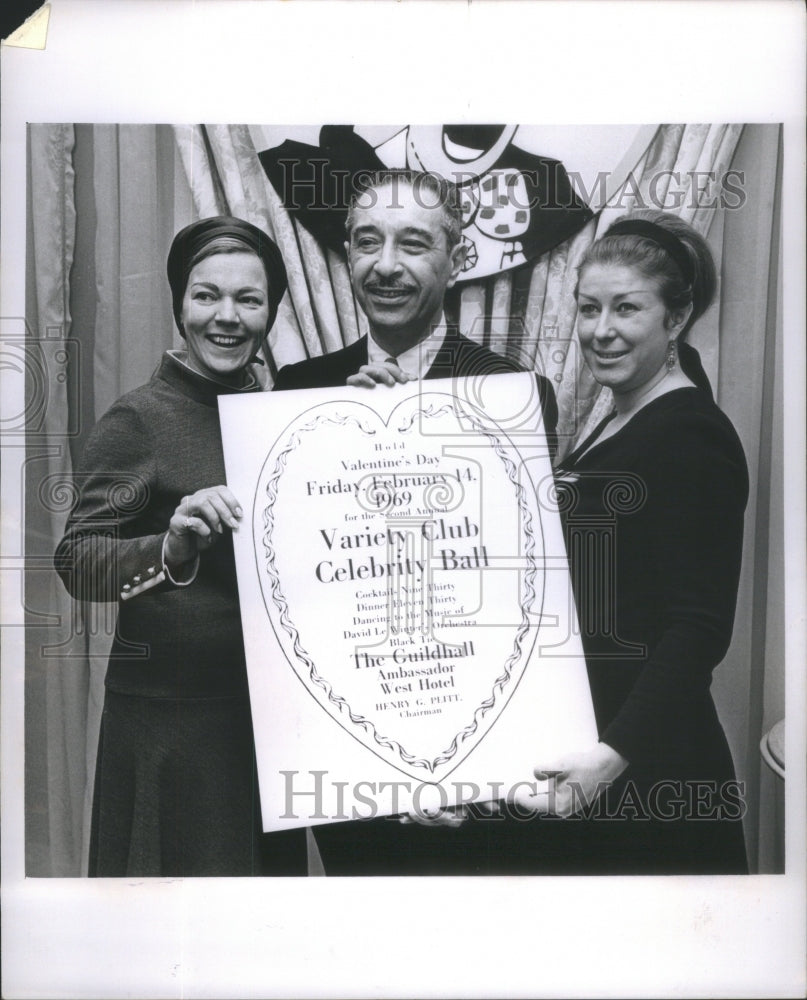 1969 Press Photo Mrs. William Madden, Mrs. Henri  Bourdeaux & Arthur Holland- Historic Images