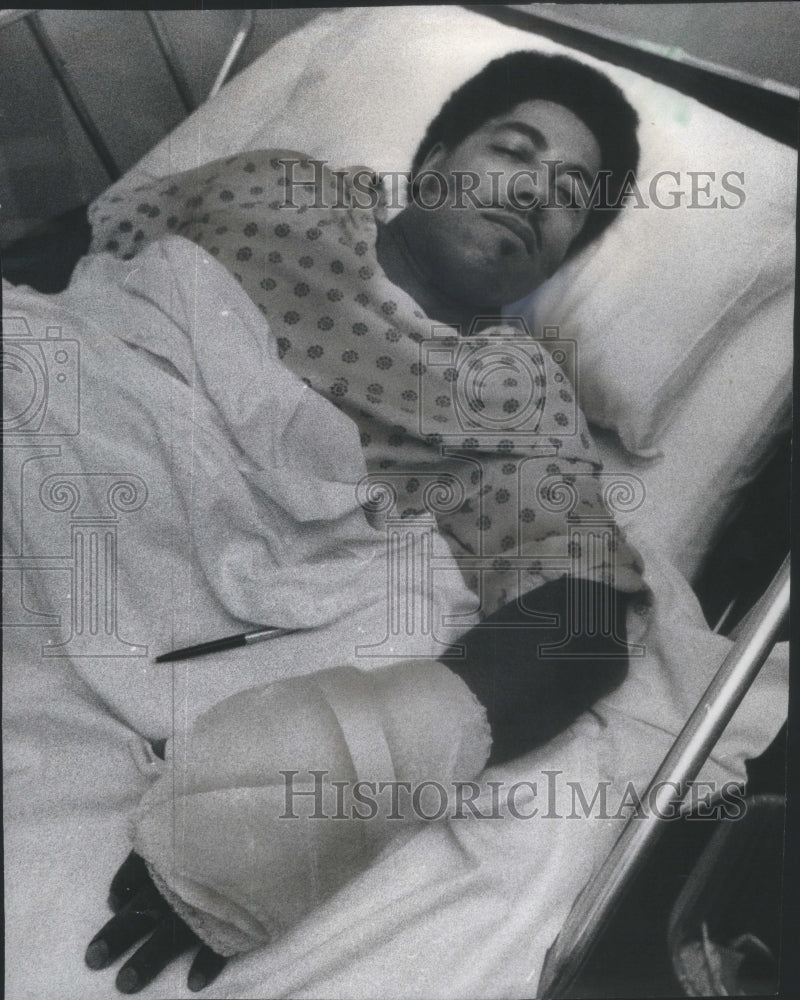 1976 Press Photo James Holdman Bullet Wound Little Company Mary Hospital- Historic Images