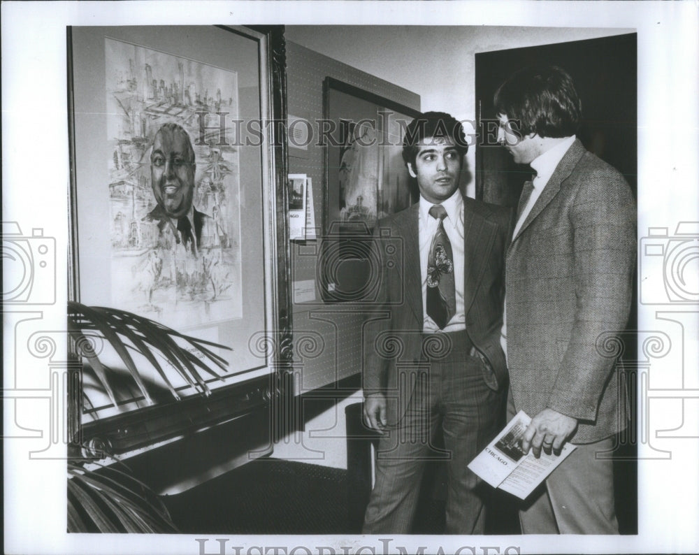 1970 Press Photo Chicago Painter Tom Lynch Discuss-Painting Innkeeper Caputo - Historic Images