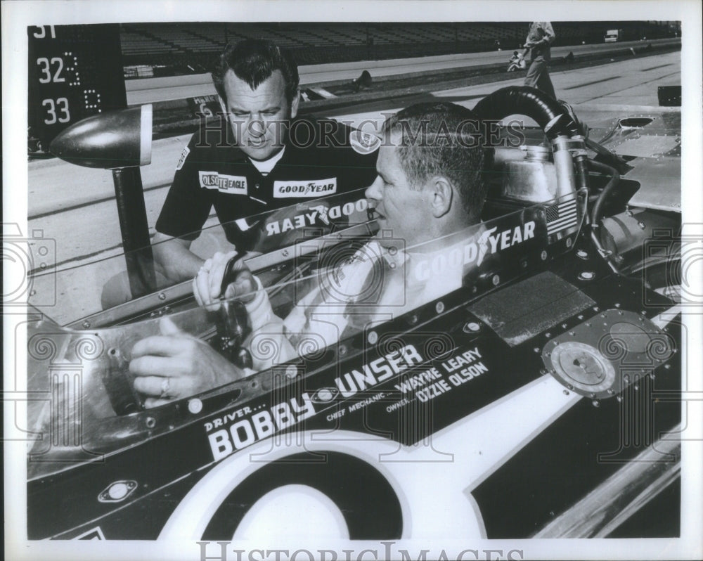 1971 Press Photo Wayne Leary Bobby Unser Race Car Mechanic- Historic Images