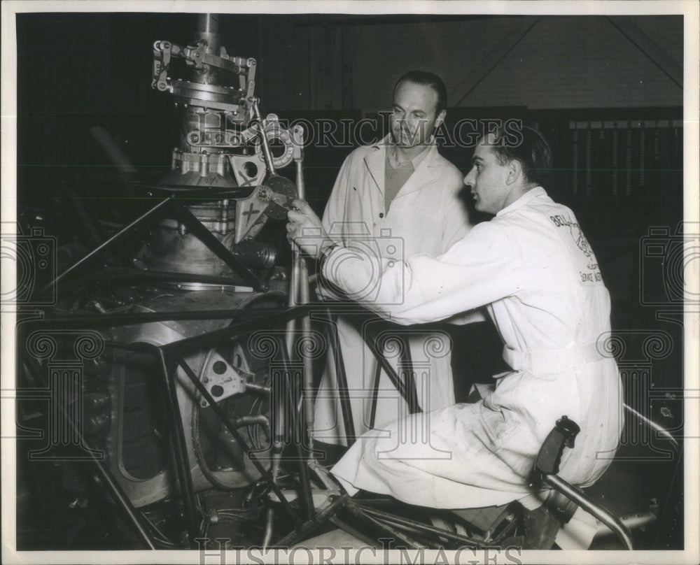 1947 Press Photo Bell Aircraft Mechanic Explain-Flight Control-Luke Superintende- Historic Images