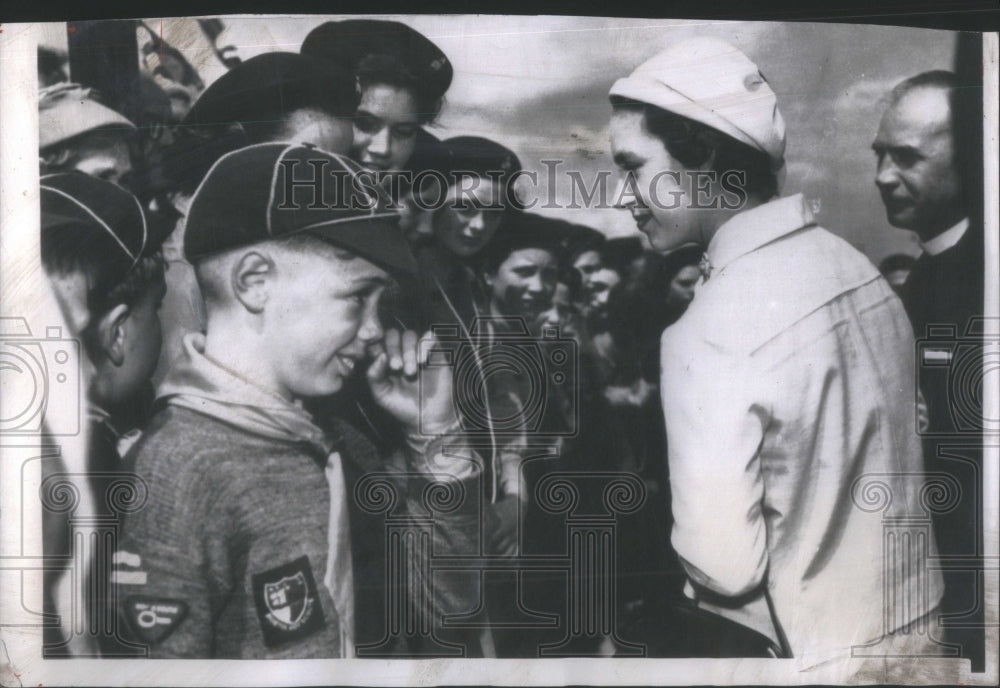 1957 Press Photo  Britain&#39;s Princess Margaret Chats With Wolf Cubs &amp; Girl Guides- Historic Images