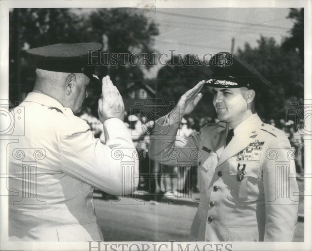 1959 Press Photo Wilson Newhall Chief-Salute Howard Markey Illinois Awarding - Historic Images