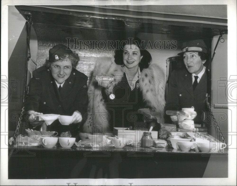 1942 Press Photo William Leeds Alice McLean Mobile Unit Pass-Sandwich Coffee - Historic Images