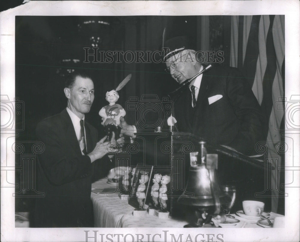 1952 Press Photo Robert Klockner The Sun Times Red Feather Oscar Carroll Harding- Historic Images