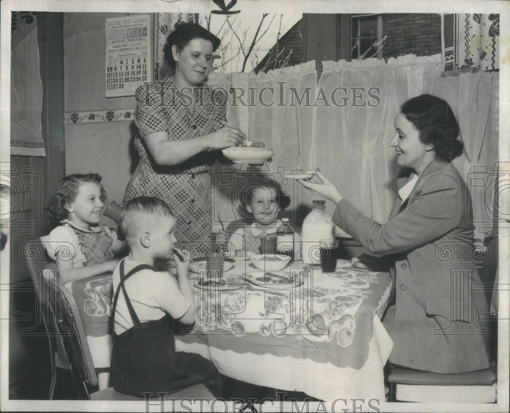 1950 Press Photo Virginia Marmaduke SUN Reporter Relief Family Program Jacobs- Historic Images