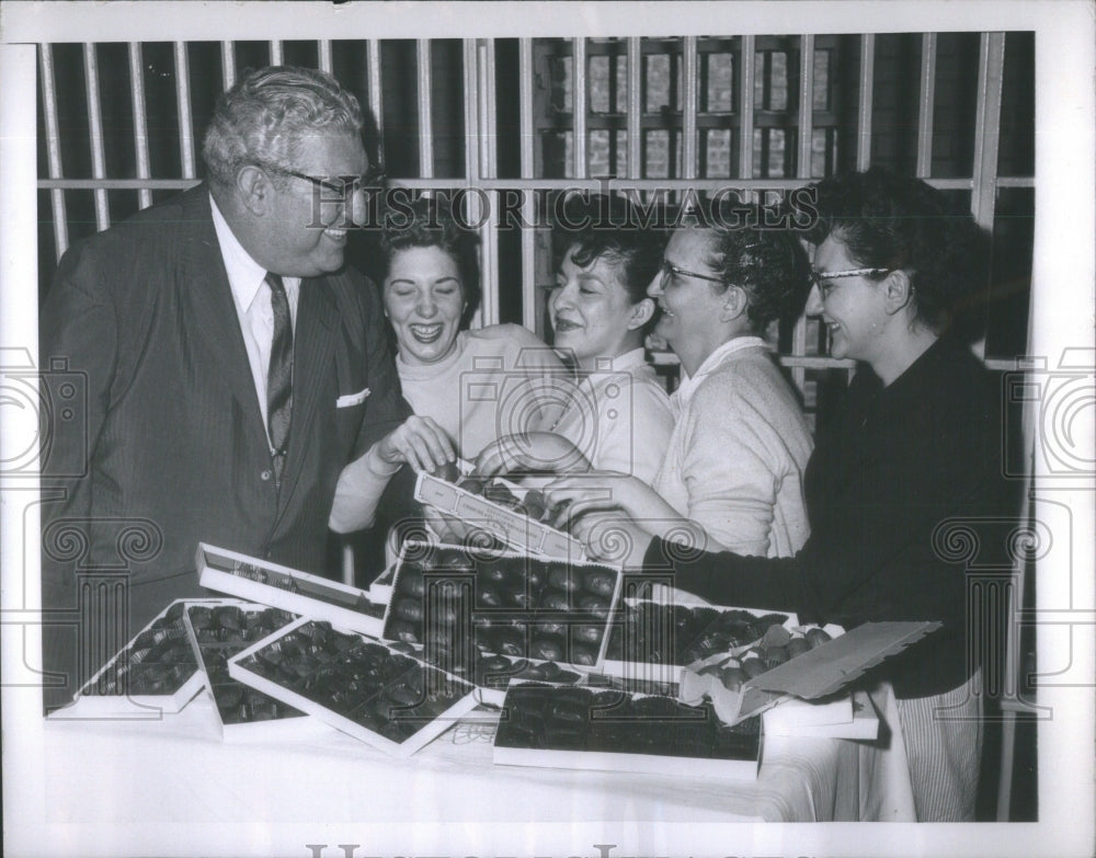 1959 Press Photo Rev. Louis King Chaplain Cook County Jail Celebrates Easter- Historic Images