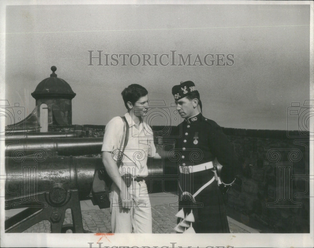 1963 Press Photo Ben W. Heineman Jr Talks To Guard Of Argyll At Edinburgh Castle- Historic Images