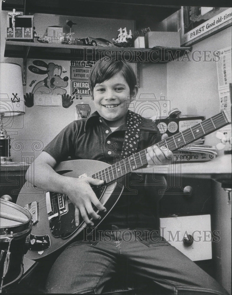 1972 Press Photo Bobby Irvine hemophilia blood crisis supplies music makes model- Historic Images