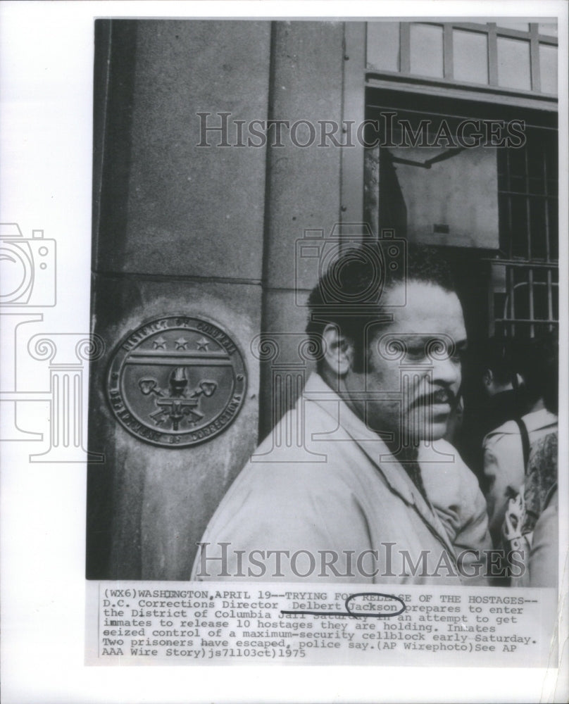 1975 Press Photo Corrections Director Delbert Jackson Washington Columbia Jail - Historic Images