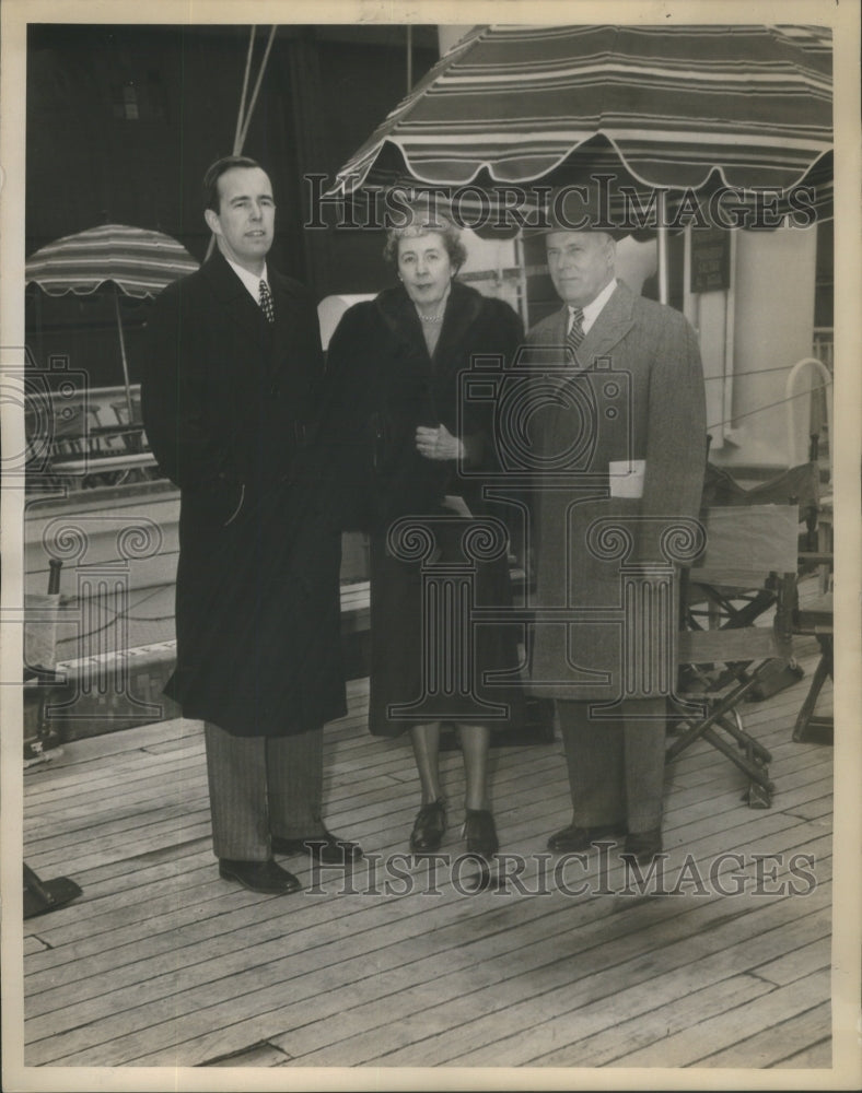 1957 Press Photo Mr. and Mrs. Thomas Marshall and Son on Grace Line's Santa Rosa- Historic Images