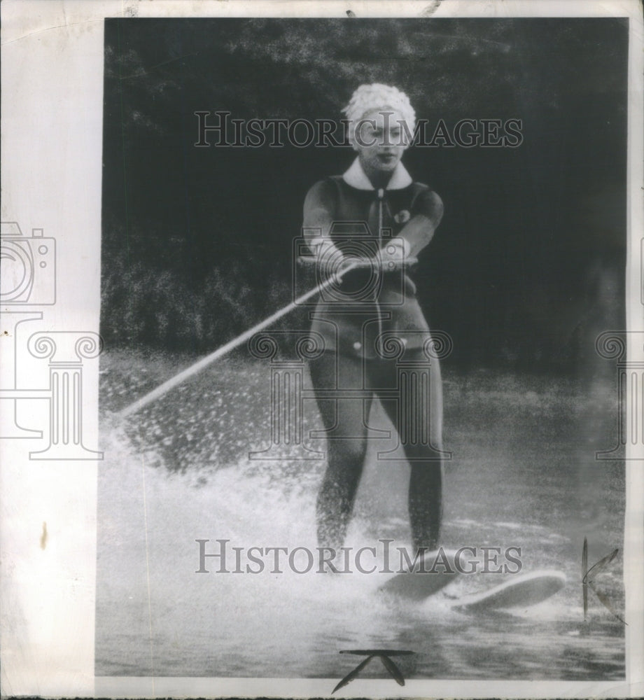 1962 Press Photo Margret wearing Rubber Suit Flowered French bathing cap- Historic Images