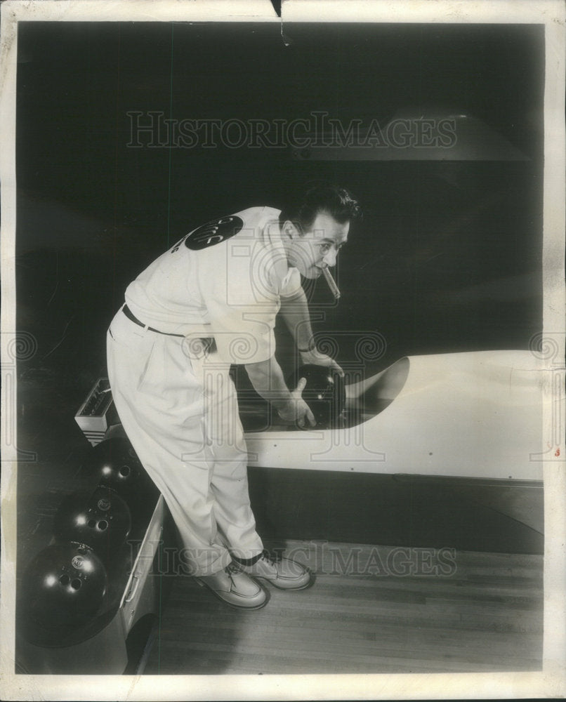 1958 Press Photo Johnny King Pin Collector Prize Money Bowler Judge - RSC00919