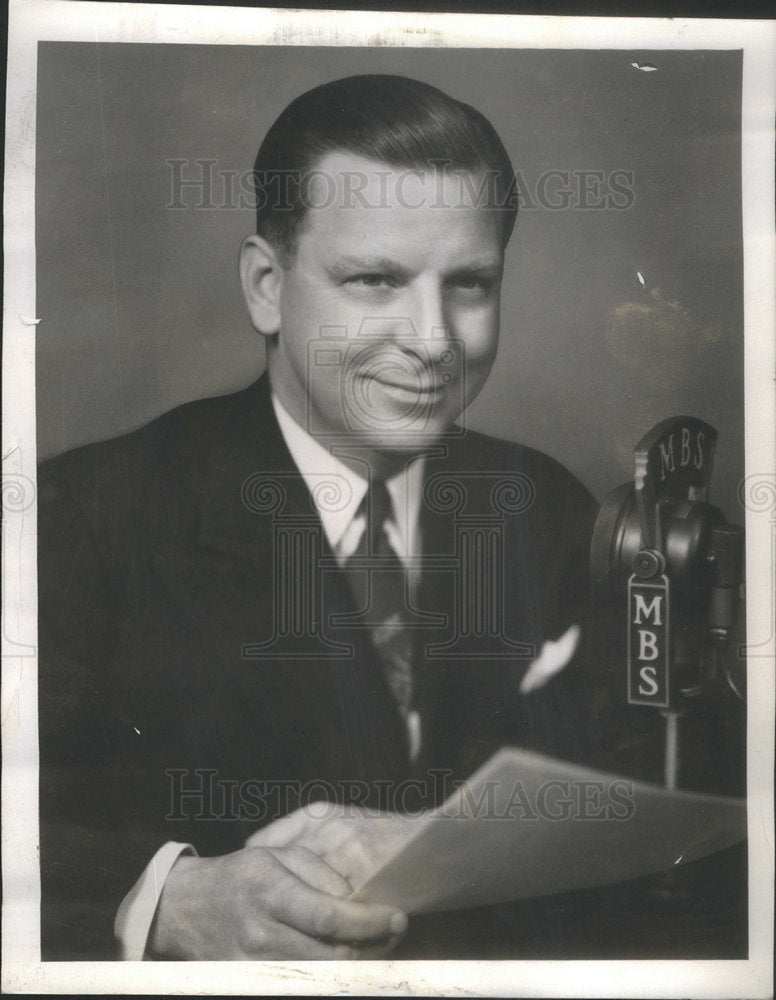 1946 Press Photo Fulton Lowie Jr. Mutuol's aco reportor on national office.
