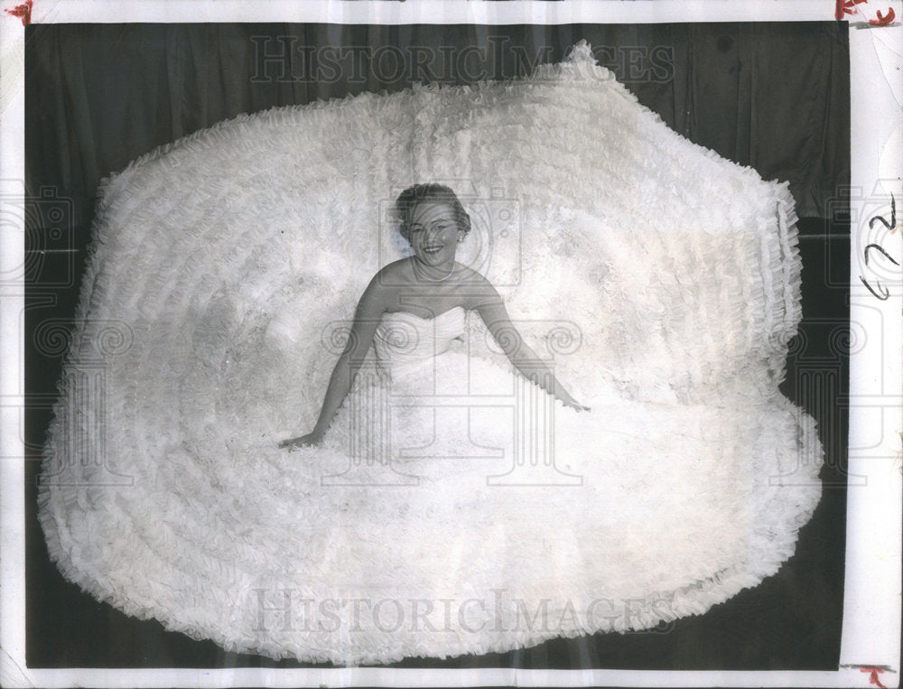 1957 Press Photo Helen Landon St. Moritz Hotel Maid Cotton - RSC09313