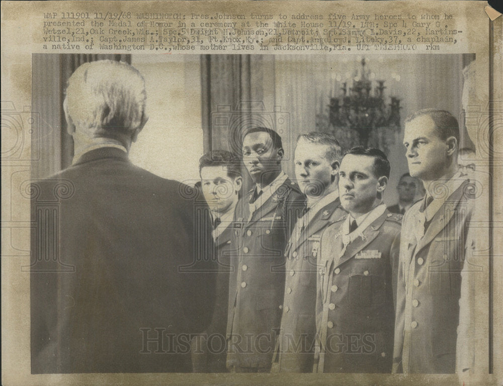 1968 Press Photo Johnson Turns To Address Army Hero Presented Medal In Ceremony