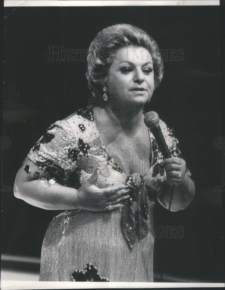 1974 Press Photo Totie Fields Singing at Mill Run Theatre - RSC14117
