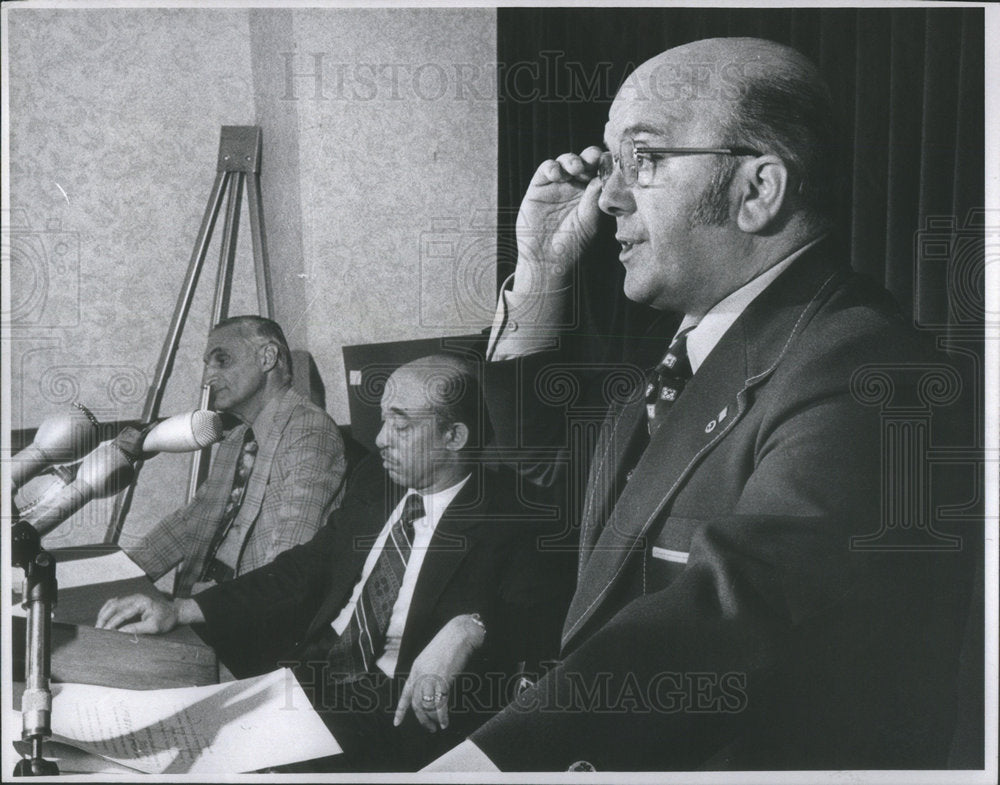 1976 Press Photo George Vukasovic Charles Grant Podium Louis Disilvestro- Historic Images