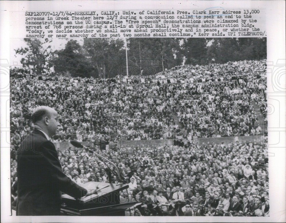 1964 Press Photo Clark Kerr Addresses 13,000 Persons in Greek Theater