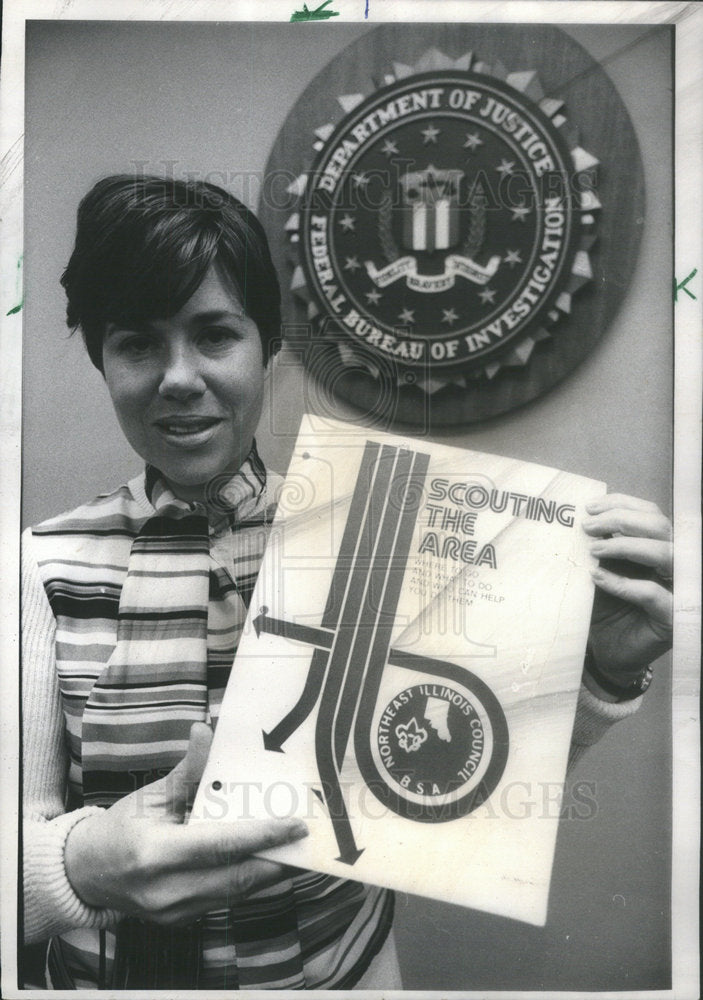 1976 Press Photo Rosalie Dixler, Author SCOUTING THE AREA - RSC19811