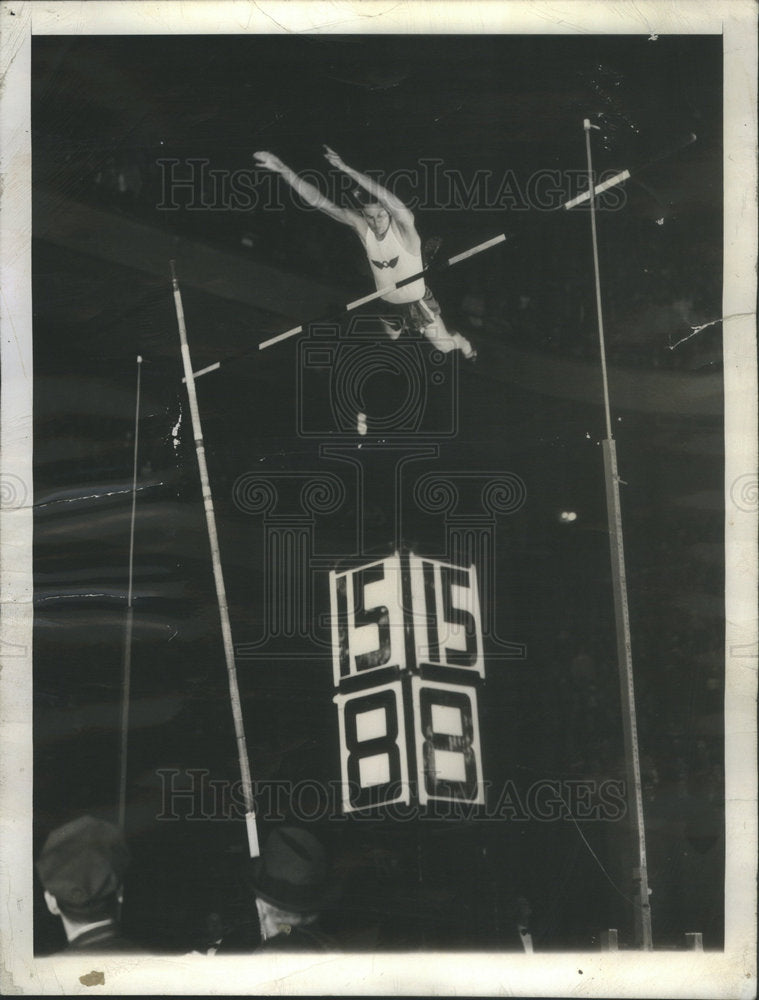 1943 Press Photo Warmerdam Holder World Vault Record Shown Tryout To Cross Bar- Historic Images