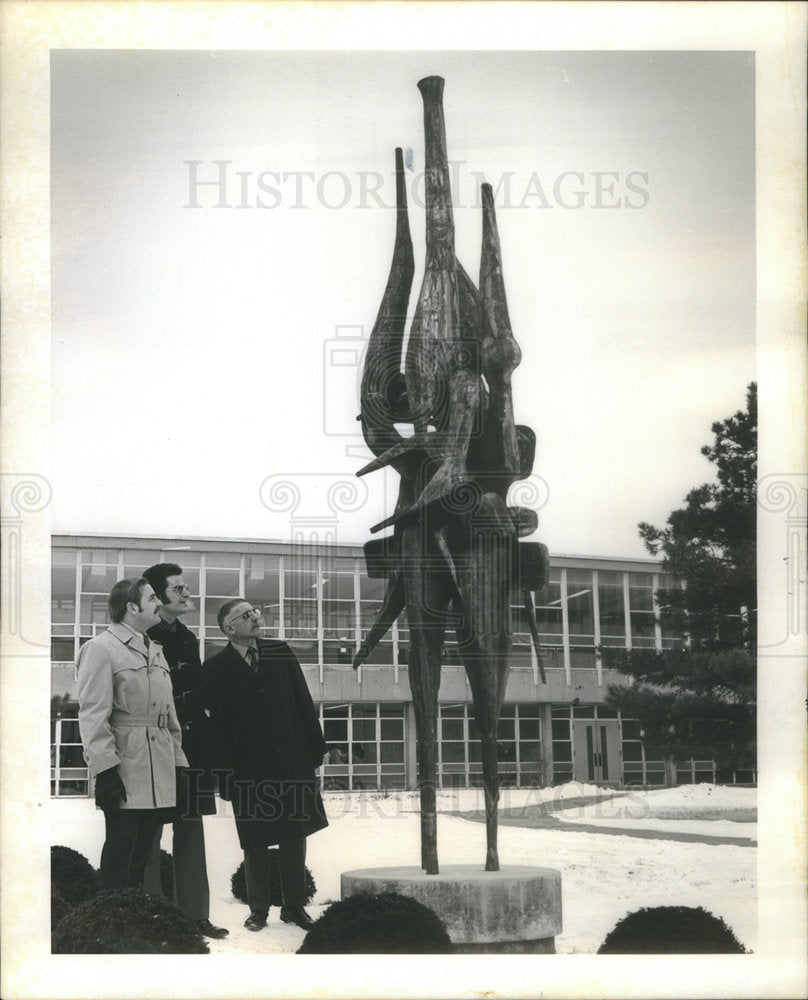 1971 Press Photo Sculptor Rudolph Amatoe Seno Proviso Graduate Present Ceremony
