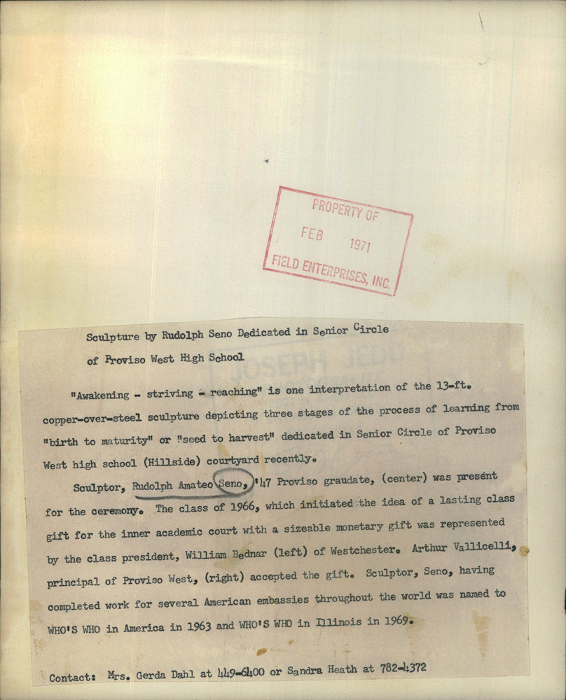 1971 Press Photo Sculptor Rudolph Amatoe Seno Proviso Graduate Present Ceremony