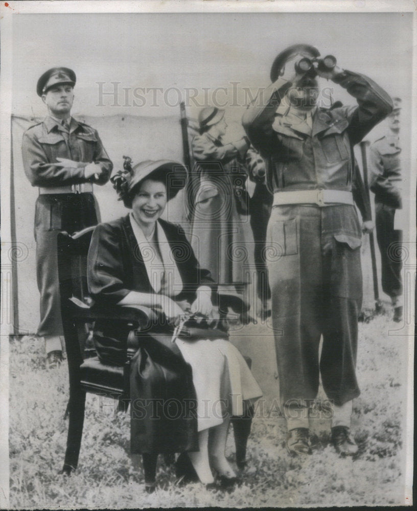 1950 Press Photo Preganant Queen Elizabeth Watching Anti-aircraft Practice- Historic Images