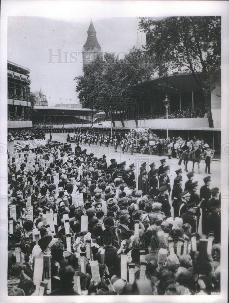 1953 Press Photo The Royal Coach carrying her Majesty Queen Elizabeth II - Historic Images