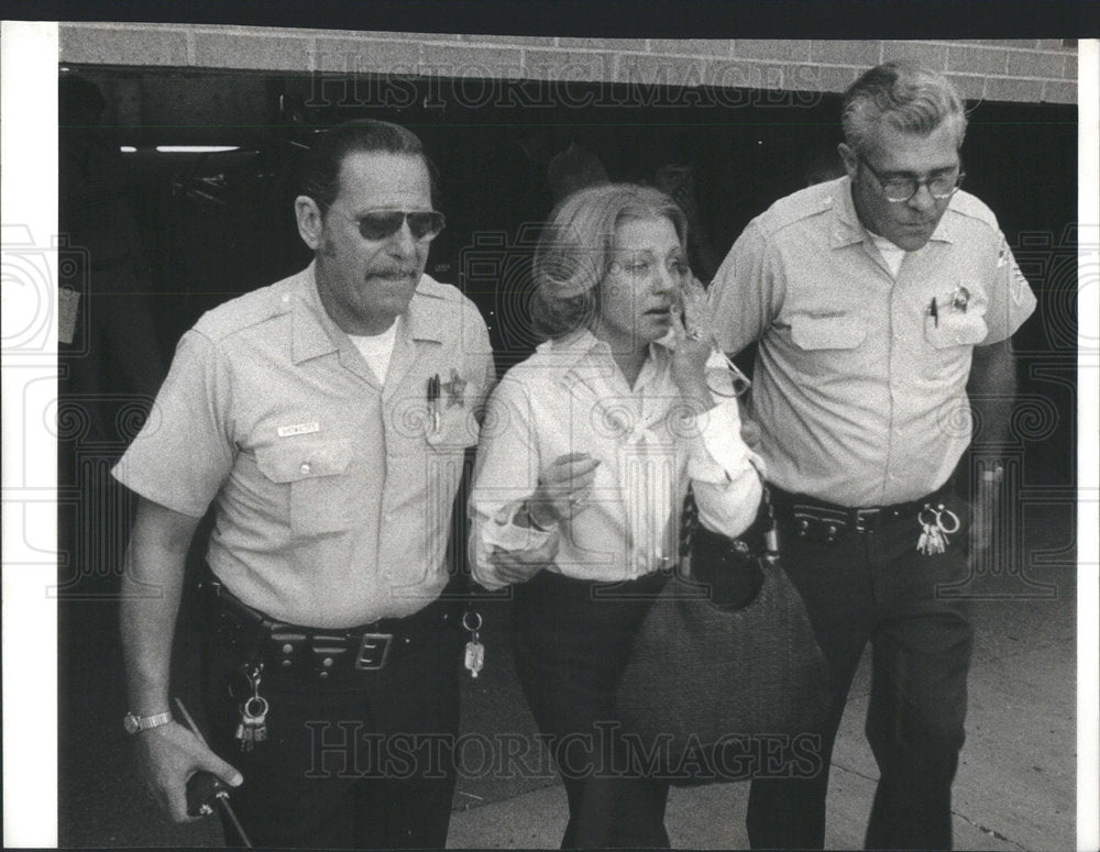 1977 Press Photo Upset Mrs. Joseph LaRose escorted from Park Ridge crime scene- Historic Images