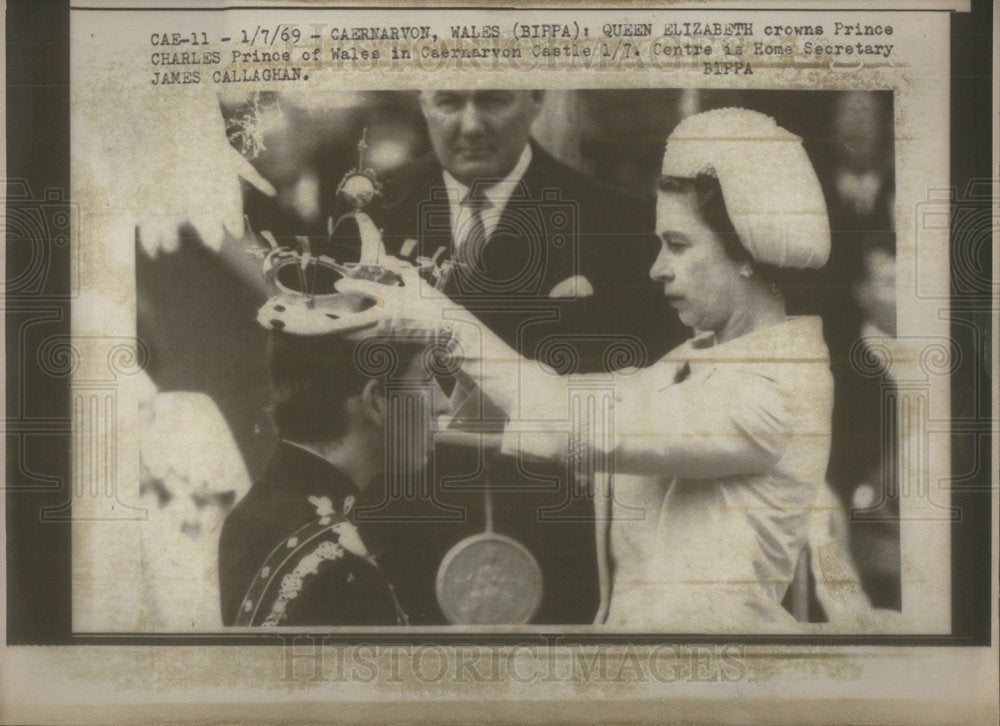 1969 Press Photo Queen Elizabeth crowns son Charles Prince of Wales, Caernarvon- Historic Images