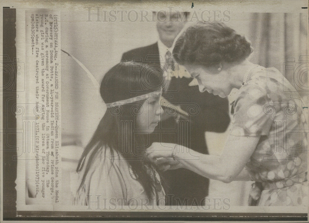 1973 Press Photo Queen Elizabeth II  Medal Bravery Donna Pots Ottawa- Historic Images