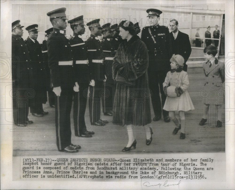 1965 Press Photo Queen Inspects Honor guard Queen Elizabeth and member of her fa- Historic Images