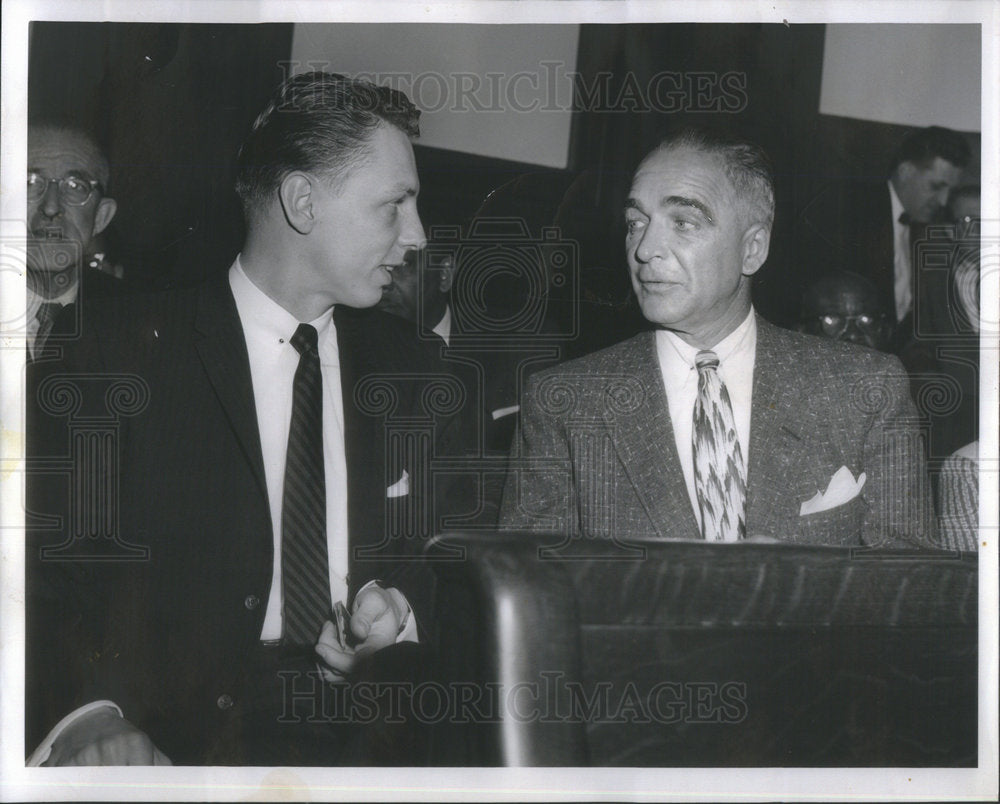 1959 Press Photo Bondsmen Ronald Schwed, Joseph Perry at Chicago scandal hearing
