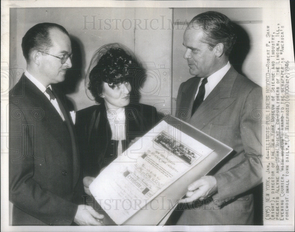 1946 Press Photo Museum Science Industry Director Shaw Presenting Award- Historic Images