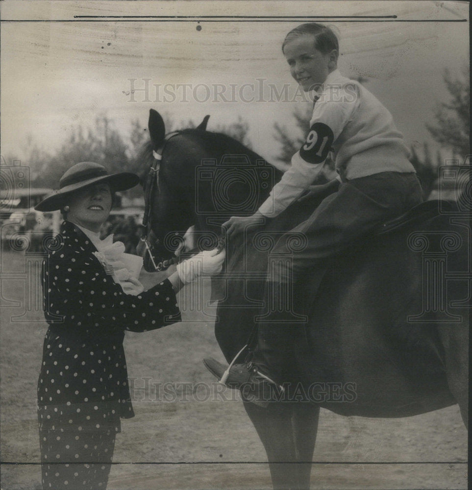 1935 Press Photo Mrs. Frank Arnold, summer equestrian association. - RSC86879- Historic Images