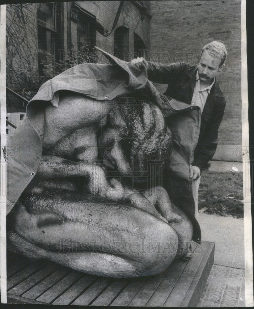 1968 Press Photo Bern Rauch Sculpture of a Mother &amp; Child - RSC98565- Historic Images