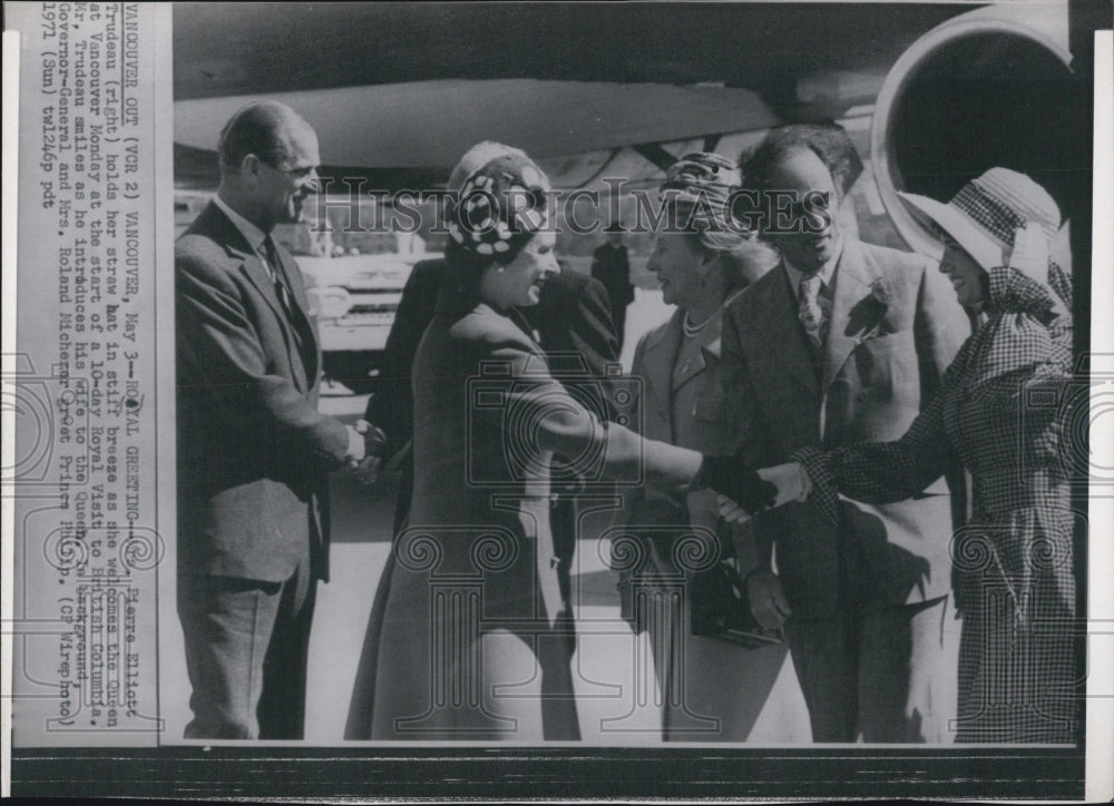 1971 Press Photo Queen Elizabeth II Greeted By Mrs Trudeau Vancouver Visit- Historic Images