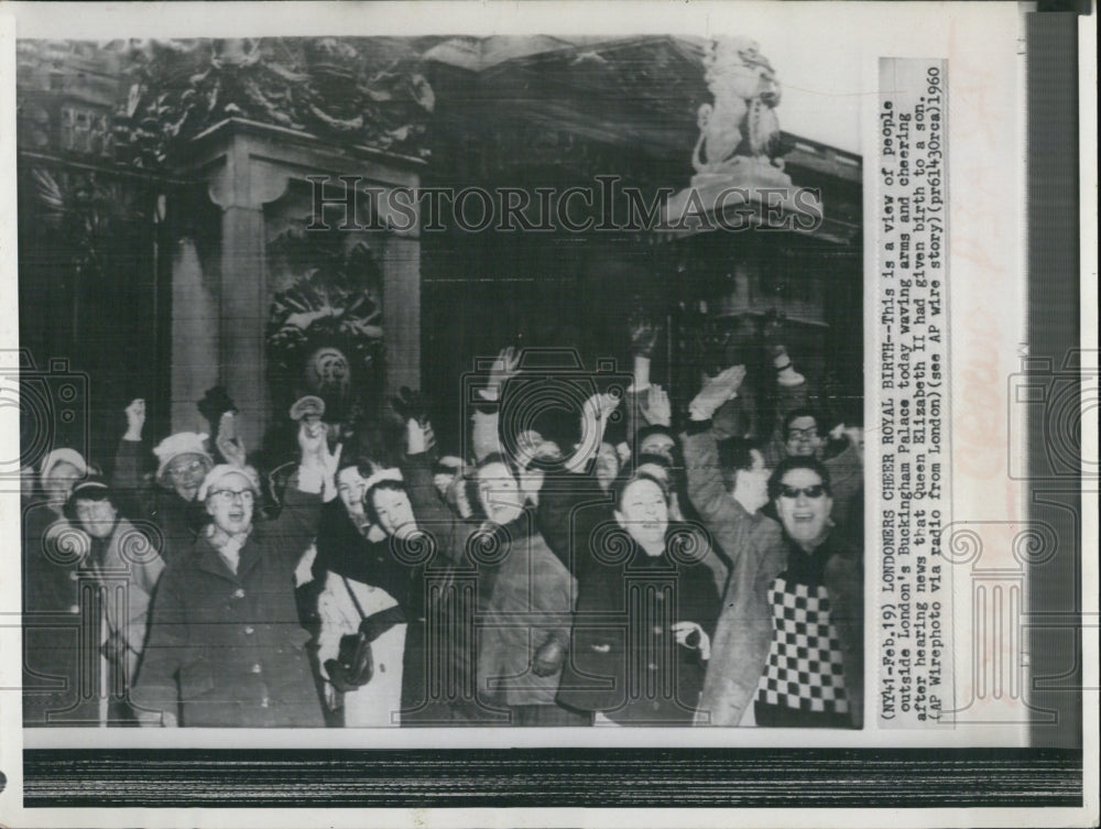 1960 Press Photo Londoners at Buckingham Palace When Queen Elizabeth Gives Birth- Historic Images