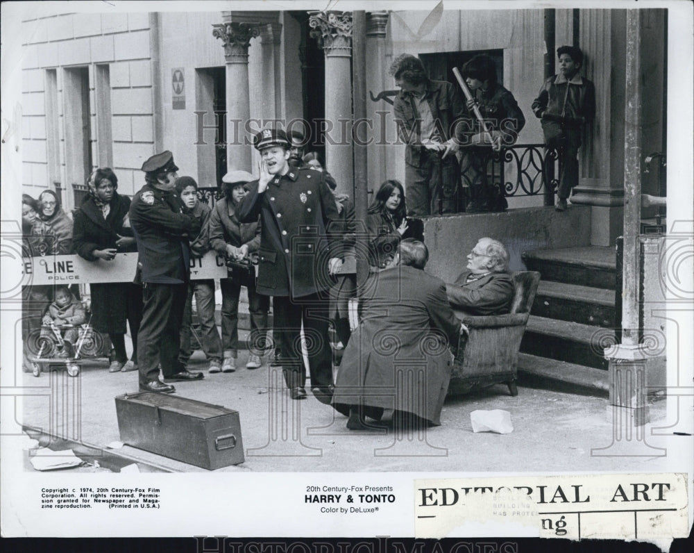 1974 Press Photo Actor Art Carney Carried Out of Home in Film &quot;Harry and Tonto&quot;- Historic Images