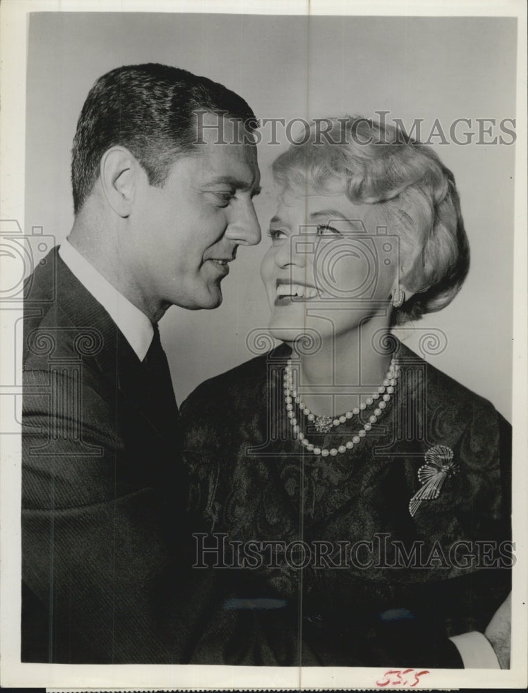 1961 Press Photo Actors Craig Stevens And Jane Morgan Starring In "Peter Gunn"- Historic Images