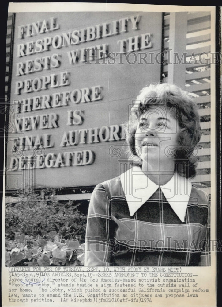 1974 Press Photo Joyce Koupal Director Peoples Lobby Activist Group Yard Sign- Historic Images