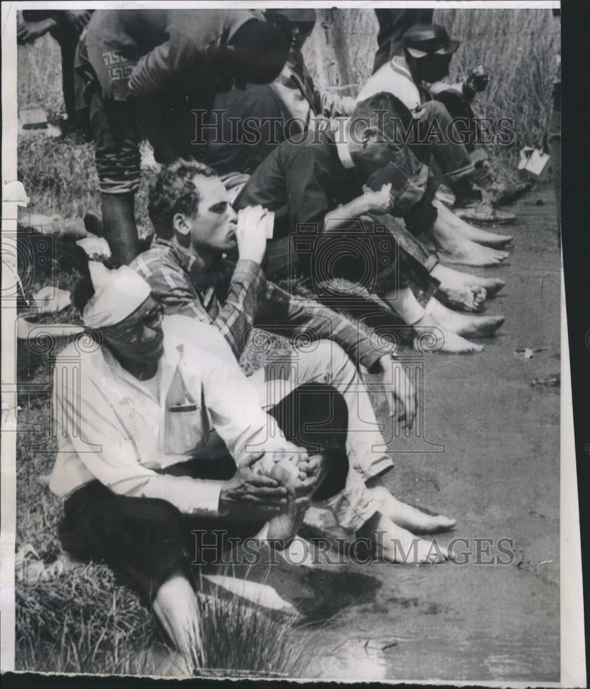 1965 Press Photo Rodney Shaw, Washington, D.C. Foreground, Bathes his Tired- Historic Images