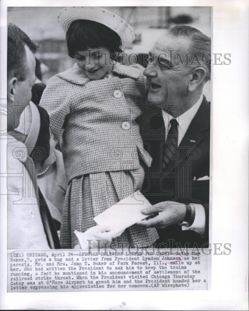 1931 Press Photo Gathy May Baker Gets a Hug and a Letter from President Lyndon- Historic Images