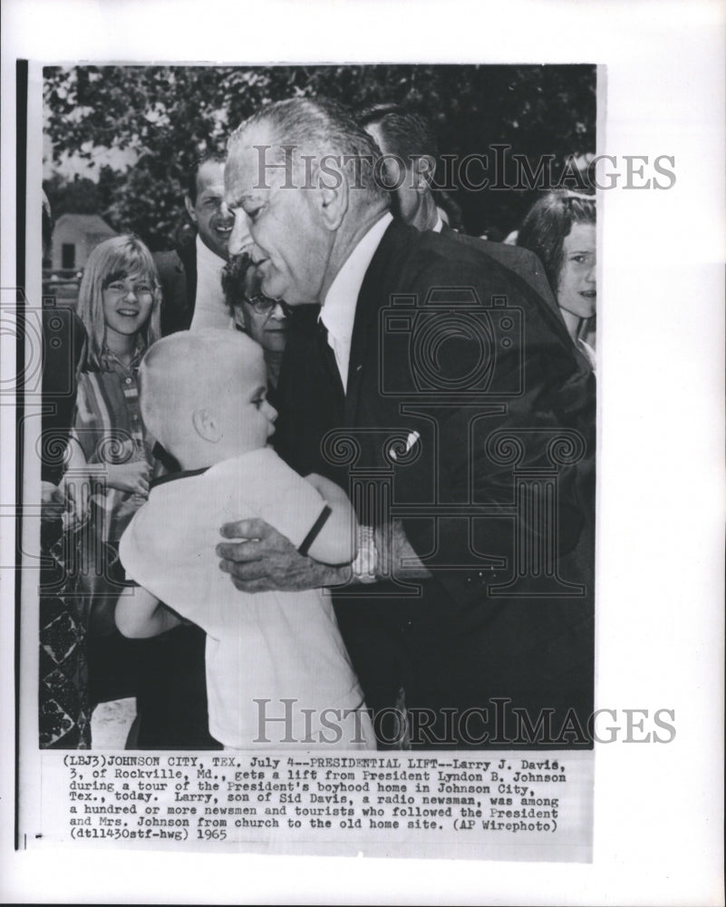 1965 Press Photo Lerry J. Davis, of Rockville Gets a Life From President Lyndon- Historic Images